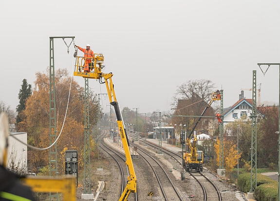 SPITZKE feiert erste Kettenwerkslänge der Elektrifizierung der Südbahn